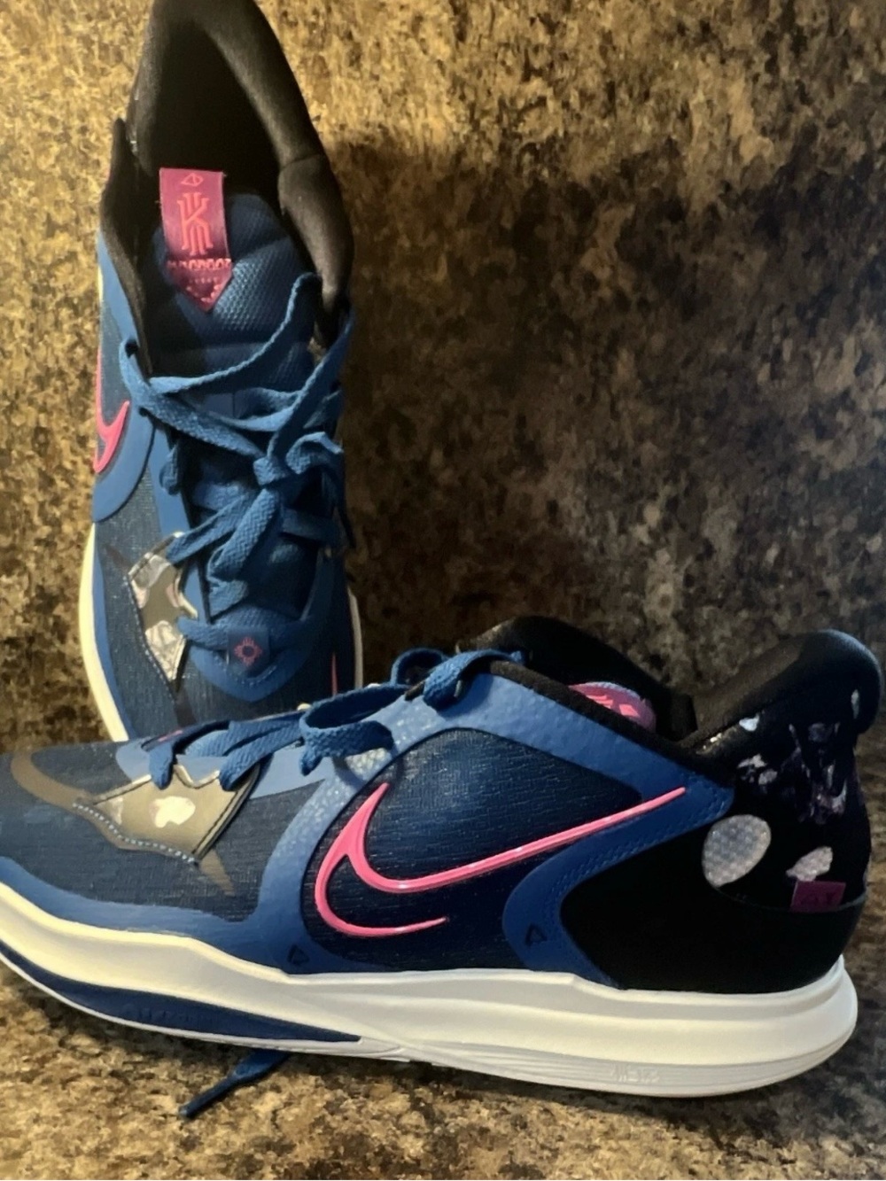 Nike Kyrie Low Men’s Basketball Low Top Lace-Up Sneakers